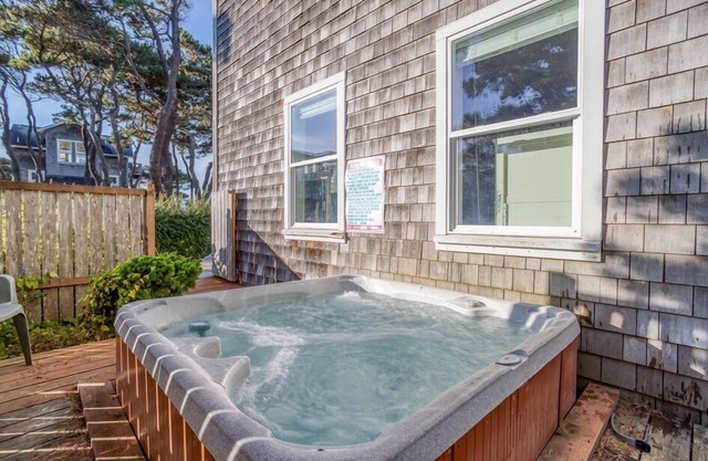 Across the Street to the Beach, Hot Tub, and Delightful Stay in Bella Beach!