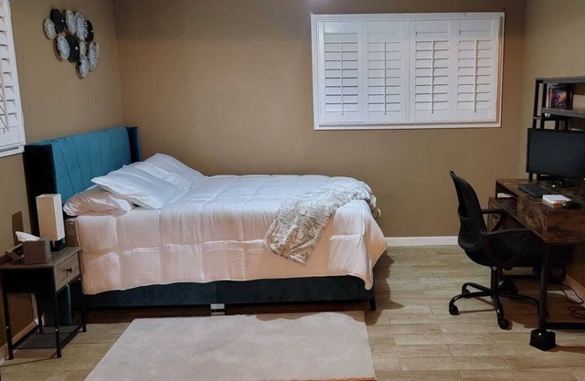 Acworth retreat Cozy space, queen bed, TV, kitchen, modern bath, washer, dryer.