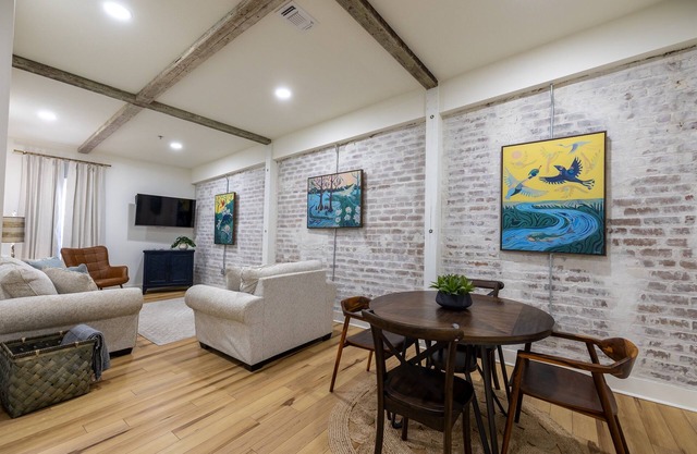Adam Trest Suite, Laurel, Coffee Bar, Walkable
