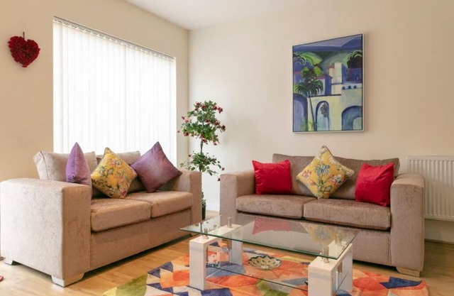 Addenbrookes Townhouse with Parking and sleeps 6 ; 5 mins to Papworth hospital