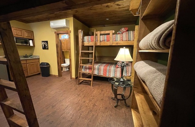 Adelynn's Hideaway, Exclusive Private Riverfront @Vacation Frio River Room #2