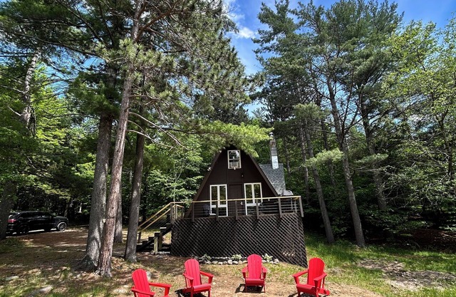 Adirondack Cozy Chalet Private & Minutes to Hiking, Fishing & More. Pet Friendly