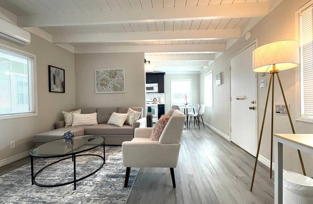 ★ADMIRABLE 1B1B REVAMPED HOME IN LONG BEACH★