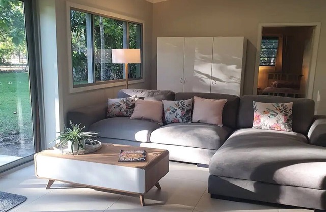 Adorable 2 bedroom unit, set in lush gardens