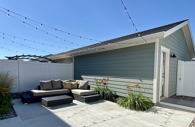 Adorable 2 bedroom 2 bath townhouse w/walking trails, 10 minutes to everything.