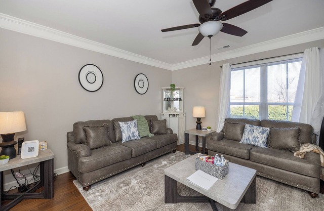 Adorable 2-bedroom Charlotte townhome w/king bed, perfect for your stay!