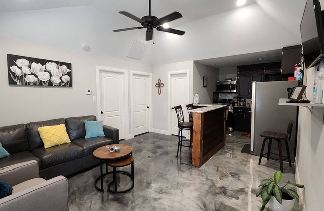 Adorable 2-bedroom guesthouse with free parking