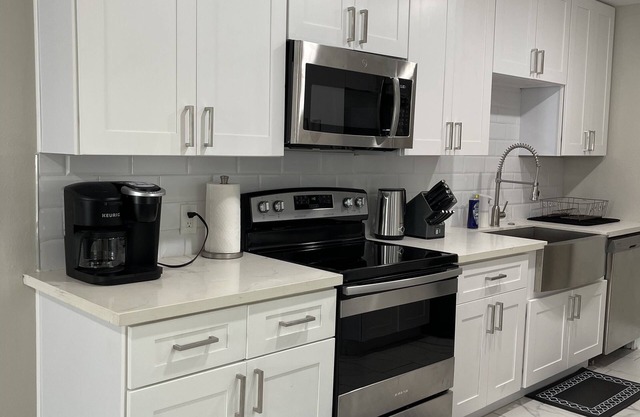 Adorable 2 bedroom guest house! Minutes from downtown
