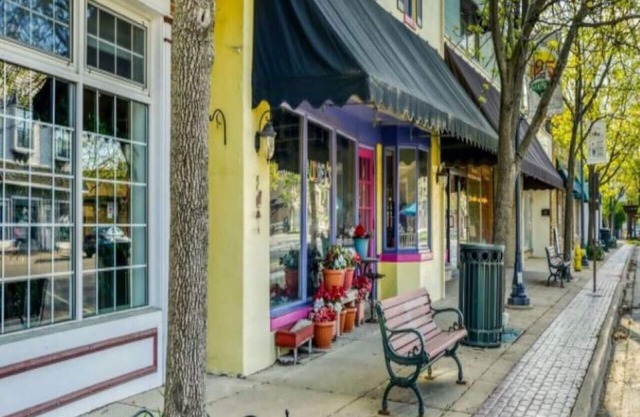 Adorable 2-bedroom home near downtown Grayslake!