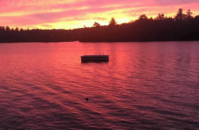 Adorable 2-bedroom lake front house/camp with WiFi on Lake Maranacook, Readfield