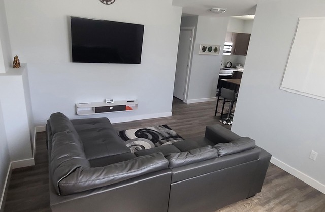 Adorable 2-bedroom place with 1 free parking