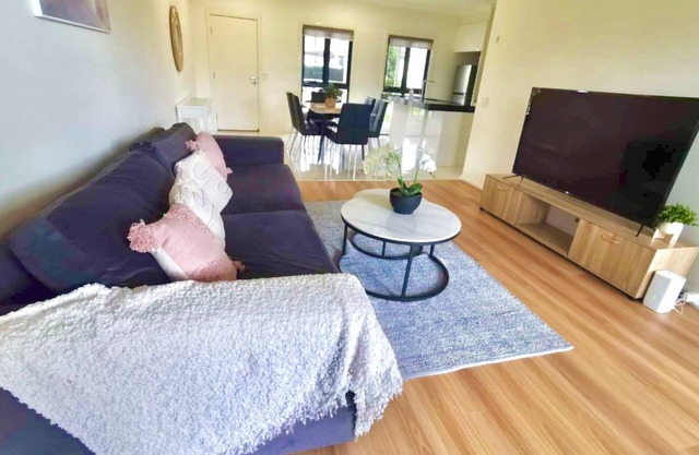 Adorable 3 Br townhouse with wifi & parking