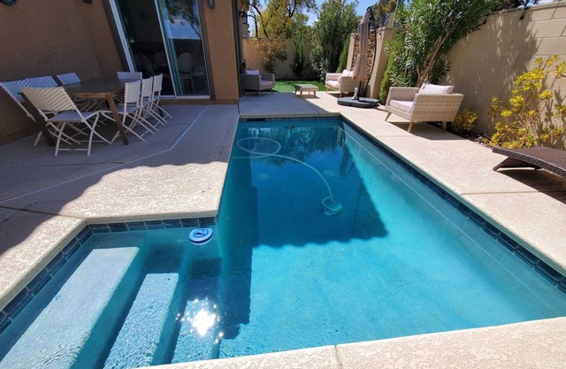 Adorable 4 bedroom w/strip view & pool!nGreat location! Family friendly!nn