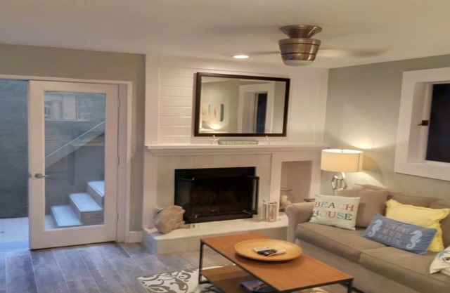 Adorable & Affordable! 1 BR! ~WiFi~ Walk to Beach & Shops