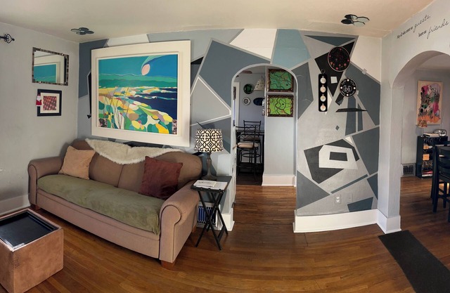 Adorable Artsy Small House in Prime Location for Solo Travelers or Couples