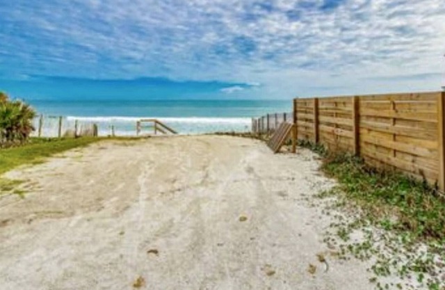 Adorable Beach Haus, walk to the beach and intercoastal.