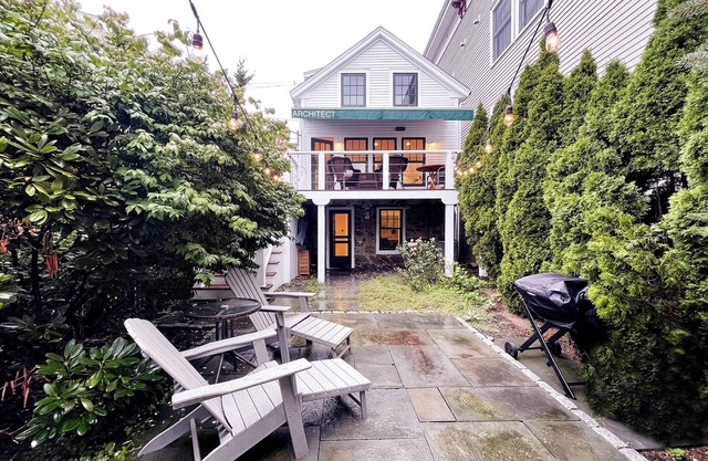 Adorable Boat House with Covered Deck, Courtyard and Office. Pet-friendly