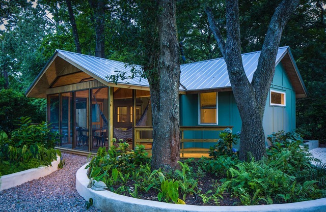Adorable bungalow close to downtown and Folly Beach! Park Pass Included!