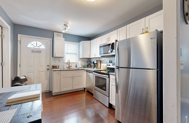 Adorable bungalow with washer/dryer & AC - five miles from downtown
