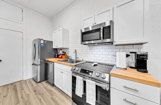 ADORABLE Carriage house for two! Walk to the beach! 5 minutes to the beach!