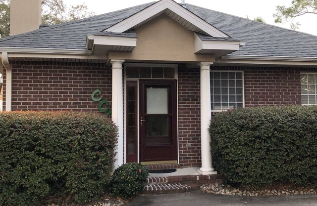 Adorable cottage located minutes from beaches, shopping, dining!