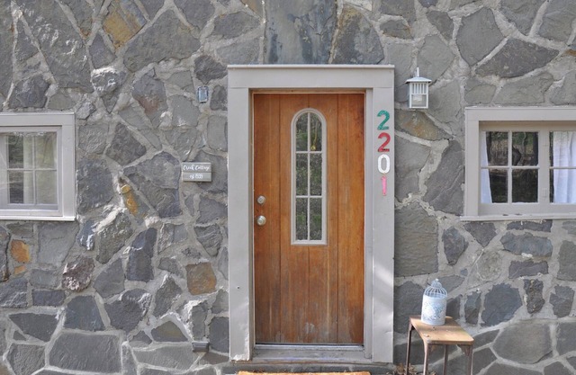 ADORABLE CREEK COTTAGE Charming Original Details, Fireplace, Near Town, WiFi