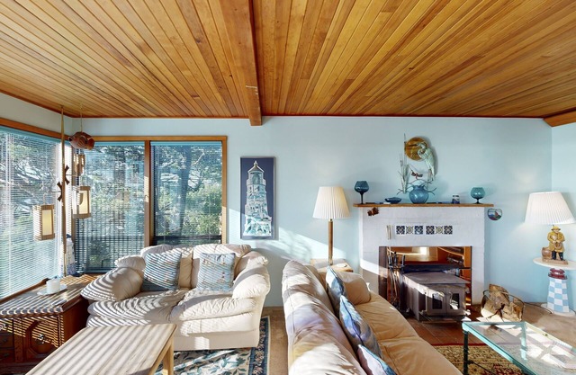 Adorable Dog-Friendly Home in Historic Deco District - Short Walk to Beach