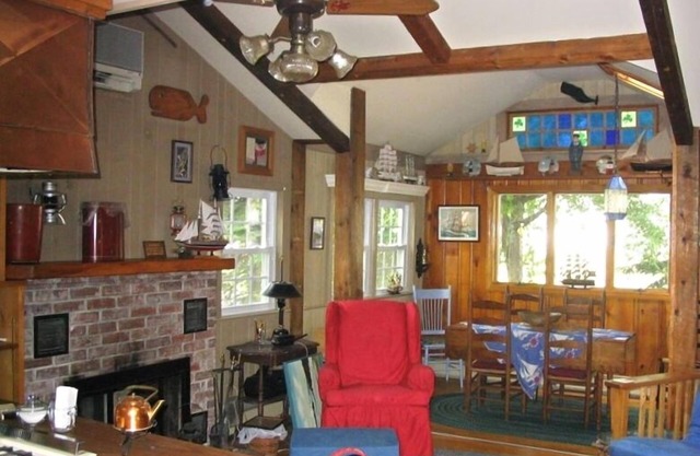 Adorable Irish Cottage-2 Bedroom, Fenced yard, Pets, Open Concept, Easy Access