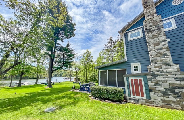 Adorable Lakefront Cottage with Hot Tub and Dock! Pet friendly