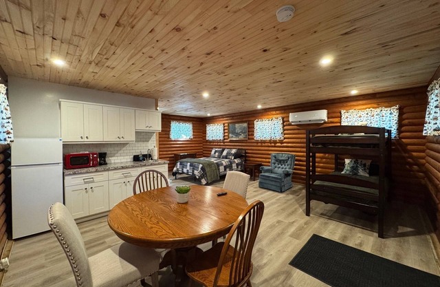 Adorable log cabin on back country road with peace, quiet, all amenities of home