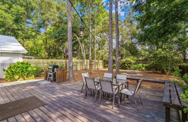 Adorable North Pensacola Cottage - Private Back Yard - Fast WiFi - Free Parking - *Reduced Rates*