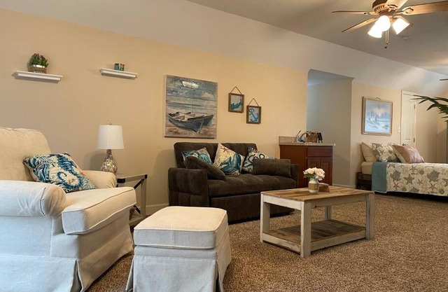 Adorable private 1-bedroom studio on mini-farm.