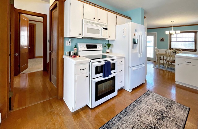 Adorable & Roomy Cottage - Near Downtown, Universities & Hedges-Boyer Park!