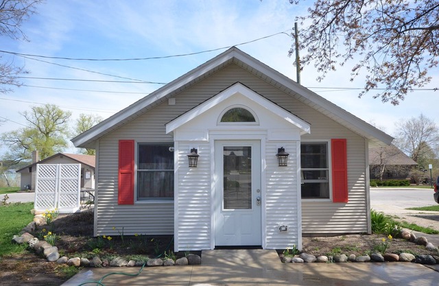 Adorable studio cottage in Suttons Bay. Air conditioning. Pet friendly.