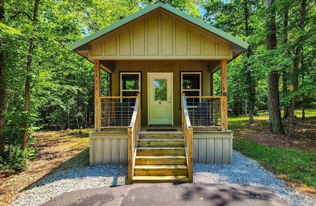 Adorable Tiny House Cabin- Lake Guntersville