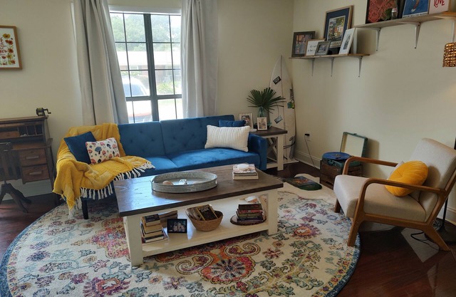 Adorable townhouse on James Island.nStocked kitchen & private outdoor courtyard.