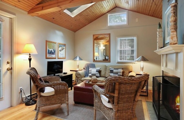 Adorable Union Pier Cottage Close To Beach and Downtown!