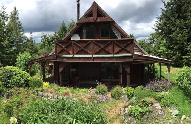 Adorable warm log cabin on a private section ideal for a couple or small family