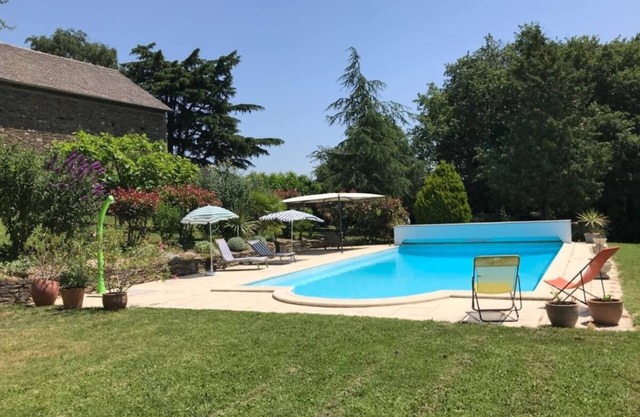 Adults Only cottage, with swimming pool, in the quiet countryside