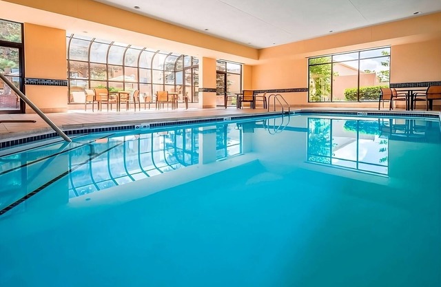 Adventure in Kansas City! Indoor Pool, Pet Friendly and Free Parking!