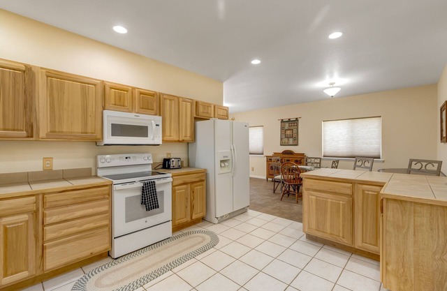 Adventurer's retreat with gas fireplace, large yard, & grill - near hiking