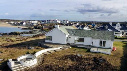 AEL-Y-BRYN-5 BED- DRAMATIC SEA VIEWS - Sleeps 12