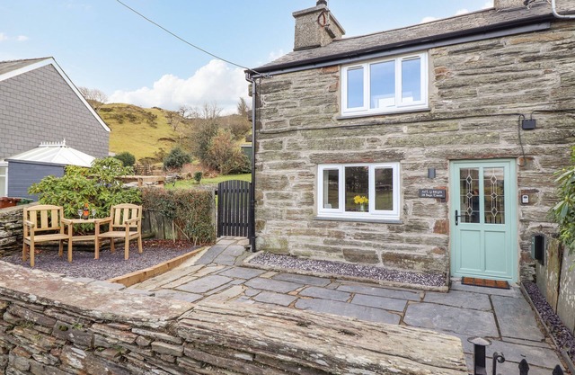 AEL Y BRYN, pet friendly, character holiday cottage in Ffestiniog