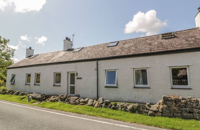 AEL Y BRYN, pet friendly, character holiday cottage in Menai Bridge