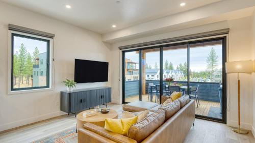 Aerie Luxe 4 Unit Buyout 10BDR Mins to Old Bend Hot Tub Mountain Views