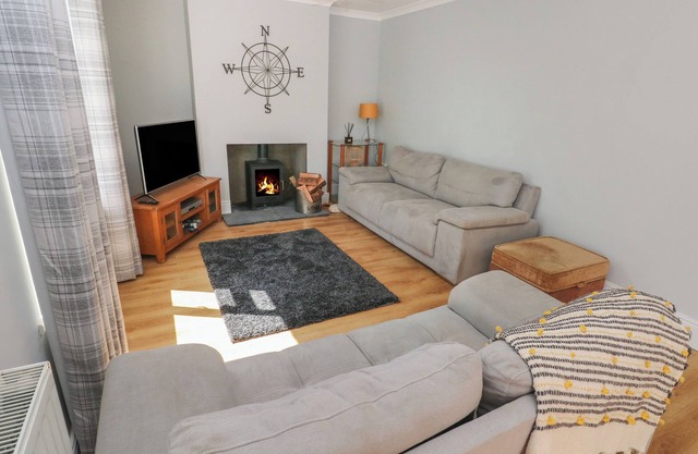 AFAN HOUSE, pet friendly, with hot tub in Pontrhydyfen