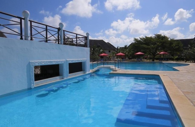 Affordable African Dream Vacation - Olson Villa Mambrui Kenya Sleeps 8 adults