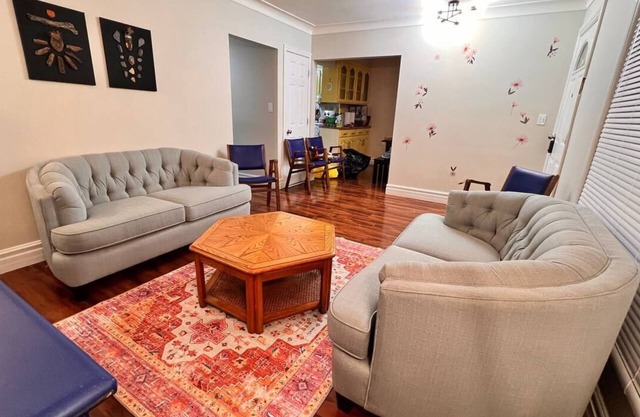 Affordable Downtown Private Room in a House (Rumi)