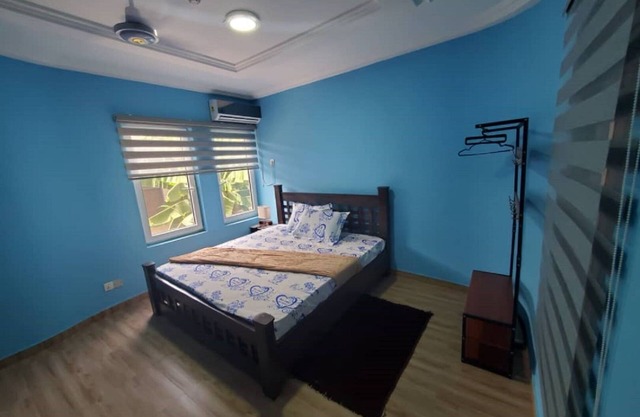 Affordable & Sweet One Bedroom Apartment with Living Room & Bathtub