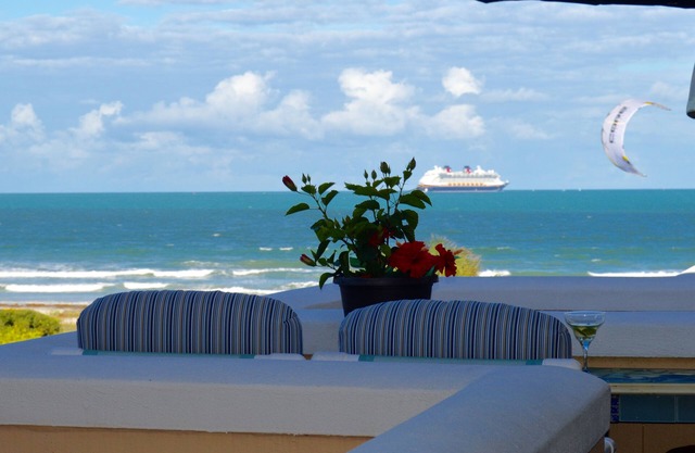 Affordable Luxury: 2BR 2BA condo on quiet beach , Close to Disney, Nasa, Cruises